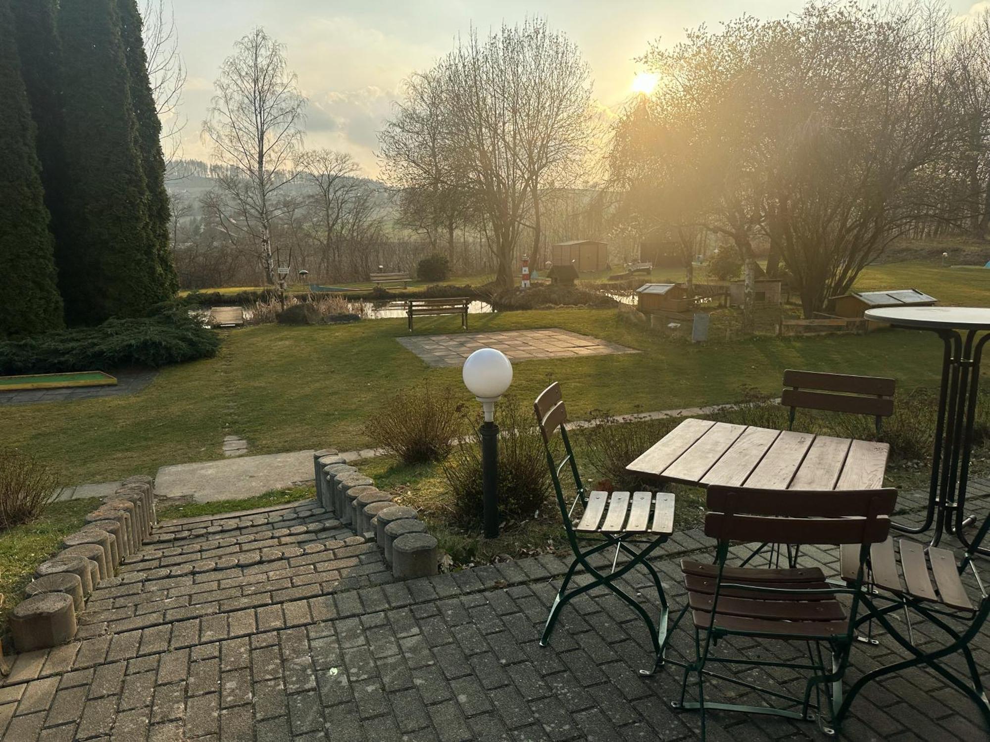 Hotel Am Laerchenberg I Fruehstueck, Wlan, Parkplatz Schirgiswalde-Kirschau Dış mekan fotoğraf